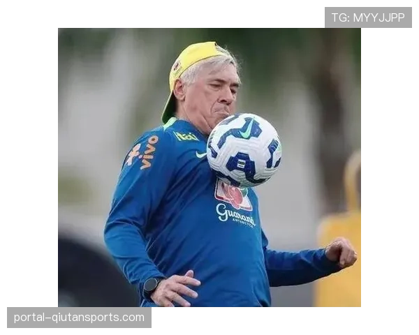 安切洛蒂在场边向球员展示战术板，示意加强前场压迫强度